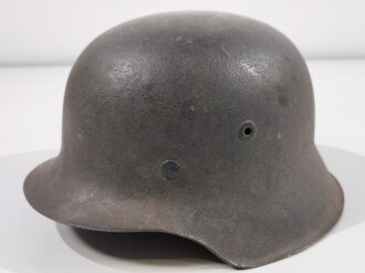 Heer, Stahlhelm Modell 1942. Zusammengehöriges, in allen Teilen originales Stück. Grösse 64, der Hersteller ist leider zu schwach abgeschlagen