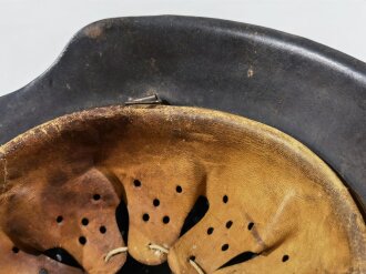 Heer, Stahlhelm Modell 1942. Zusammengehöriges, in allen Teilen originales Stück. Grösse 64, der Hersteller ist leider zu schwach abgeschlagen