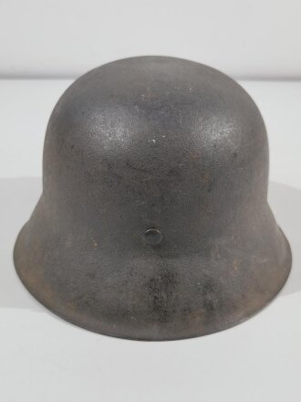 Heer, Stahlhelm Modell 1942. Zusammengehöriges, in allen Teilen originales Stück. Grösse 64, der Hersteller ist leider zu schwach abgeschlagen