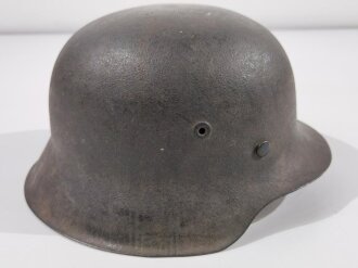 Heer, Stahlhelm Modell 1942. Zusammengehöriges, in allen Teilen originales Stück. Grösse 64, der Hersteller ist leider zu schwach abgeschlagen