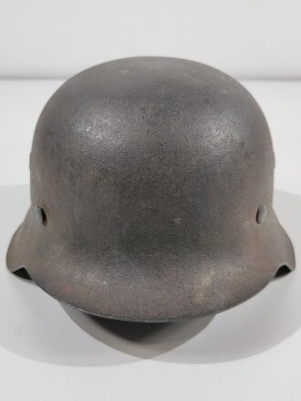 Heer, Stahlhelm Modell 1942. Zusammengehöriges, in allen Teilen originales Stück. Grösse 64, der Hersteller ist leider zu schwach abgeschlagen