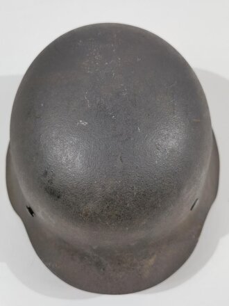 Heer, Stahlhelm Modell 1942. Zusammengehöriges, in allen Teilen originales Stück. Grösse 64, der Hersteller ist leider zu schwach abgeschlagen