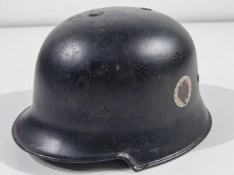 Stahlhelm Feuerwehr III.Reich. Neuzeitlich aufgeklebte Embleme, sonst original. Ungereinigtes Stück aus Sammlungsauflösung