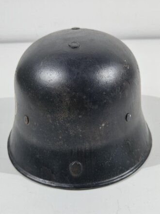 Stahlhelm Feuerwehr III.Reich. Neuzeitlich aufgeklebte Embleme, sonst original. Ungereinigtes Stück aus Sammlungsauflösung