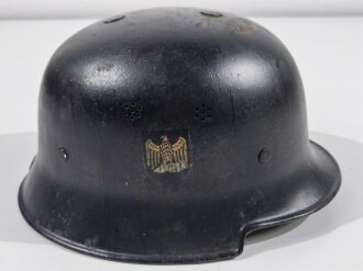 Stahlhelm Feuerwehr III.Reich. Neuzeitlich aufgeklebte Embleme, sonst original. Ungereinigtes Stück aus Sammlungsauflösung