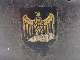 Stahlhelm Feuerwehr III.Reich. Neuzeitlich aufgeklebte Embleme, sonst original. Ungereinigtes Stück aus Sammlungsauflösung