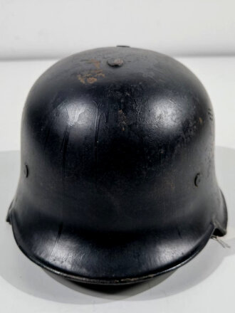 Stahlhelm Feuerwehr III.Reich. Neuzeitlich aufgeklebte Embleme, sonst original. Ungereinigtes Stück aus Sammlungsauflösung