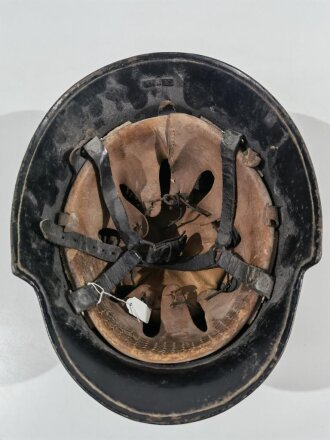 Stahlhelm Feuerwehr III.Reich. Neuzeitlich aufgeklebte Embleme, sonst original. Ungereinigtes Stück aus Sammlungsauflösung