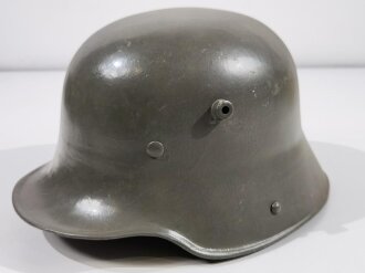 Stahlhelm im Stil des 1.Weltkrieg, ich gehe davon aus , das es sich hier um einen Helm aus der Nachkriegszeit handelt, der so von der Polizei getragen wurde. Das Innenfutter zum Teil restauriert und neuzeitlich lackiert