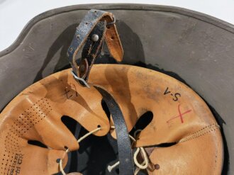 Stahlhelm im Stil des 1.Weltkrieg, ich gehe davon aus , das es sich hier um einen Helm aus der Nachkriegszeit handelt, der so von der Polizei getragen wurde. Das Innenfutter zum Teil restauriert und neuzeitlich lackiert