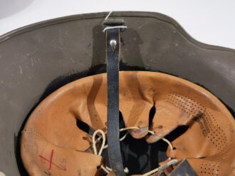 Stahlhelm im Stil des 1.Weltkrieg, ich gehe davon aus , das es sich hier um einen Helm aus der Nachkriegszeit handelt, der so von der Polizei getragen wurde. Das Innenfutter zum Teil restauriert und neuzeitlich lackiert