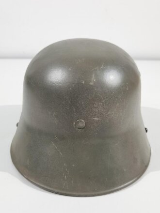 Stahlhelm im Stil des 1.Weltkrieg, ich gehe davon aus , das es sich hier um einen Helm aus der Nachkriegszeit handelt, der so von der Polizei getragen wurde. Das Innenfutter zum Teil restauriert und neuzeitlich lackiert