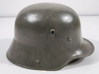 Stahlhelm im Stil des 1.Weltkrieg, ich gehe davon aus , das es sich hier um einen Helm aus der Nachkriegszeit handelt, der so von der Polizei getragen wurde. Das Innenfutter zum Teil restauriert und neuzeitlich lackiert