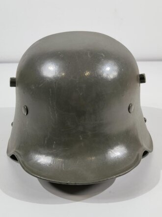 Stahlhelm im Stil des 1.Weltkrieg, ich gehe davon aus , das es sich hier um einen Helm aus der Nachkriegszeit handelt, der so von der Polizei getragen wurde. Das Innenfutter zum Teil restauriert und neuzeitlich lackiert