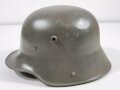 Stahlhelm im Stil des 1.Weltkrieg, ich gehe davon aus , das es sich hier um einen Helm aus der Nachkriegszeit handelt, der so von der Polizei getragen wurde. Das Innenfutter zum Teil restauriert und neuzeitlich lackiert