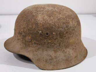 Stahlhelm Wehrmacht Modell 1942. Ungereinigter Scheunenfund