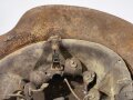 Stahlhelm Wehrmacht Modell 1942. Ungereinigter Scheunenfund