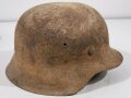 Stahlhelm Wehrmacht Modell 1942. Ungereinigter Scheunenfund