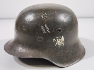 Heer, Stahlhelm Modell 1942. Zusammengehöriges, in allen Teilen originales Stück. Futter in Größe 56, kein Hersteller erkennbar, lediglich eine Lot Nummer