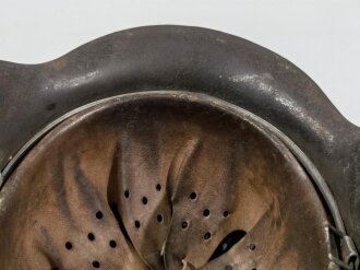 Heer, Stahlhelm Modell 1942. Zusammengehöriges, in allen Teilen originales Stück. Futter in Größe 56, kein Hersteller erkennbar, lediglich eine Lot Nummer