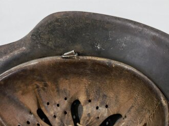 Heer, Stahlhelm Modell 1942. Zusammengehöriges, in allen Teilen originales Stück. Futter in Größe 56, kein Hersteller erkennbar, lediglich eine Lot Nummer