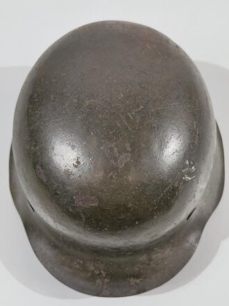 Heer, Stahlhelm Modell 1942. Zusammengehöriges, in allen Teilen originales Stück. Futter in Größe 56, kein Hersteller erkennbar, lediglich eine Lot Nummer