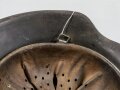 Heer, Stahlhelm Modell 1942. Zusammengehöriges, in allen Teilen originales Stück. Futter in Größe 56, kein Hersteller erkennbar, lediglich eine Lot Nummer