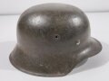 Heer, Stahlhelm Modell 1942. Zusammengehöriges, in allen Teilen originales Stück. Futter in Größe 56, kein Hersteller erkennbar, lediglich eine Lot Nummer