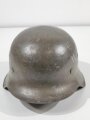 Heer, Stahlhelm Modell 1942. Zusammengehöriges, in allen Teilen originales Stück. Futter in Größe 56, kein Hersteller erkennbar, lediglich eine Lot Nummer