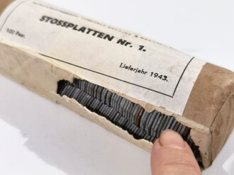 100 Paar Stossplatten für Stiefel und Halbschuhe, Lieferjahr 1943. Originalverpackt, ca 4 cm breit. Hersteller Munitionsfabriken Prag