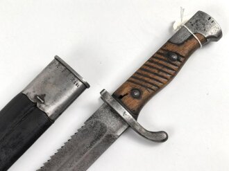 Preussen, Seitengewehr Modell 98/02, Kammerstück mit  Sägerücken, Lederscheide mit Truppenstempel R.P.I.2.185 , Herstellermarke Erfurt