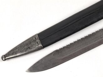 Preussen, Seitengewehr Modell 98/02, Kammerstück mit  Sägerücken, Lederscheide mit Truppenstempel R.P.I.2.185 , Herstellermarke Erfurt