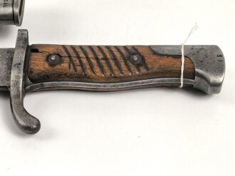 Preussen, Seitengewehr Modell 98/02, Kammerstück mit  Sägerücken, Lederscheide mit Truppenstempel R.P.I.2.185 , Herstellermarke Erfurt