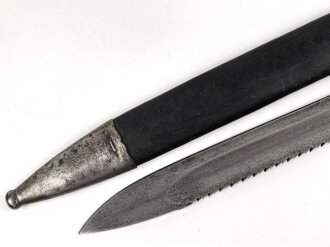 Preussen, Seitengewehr Modell 98/02, Kammerstück mit  Sägerücken, Lederscheide mit Truppenstempel R.P.I.2.185 , Herstellermarke Erfurt