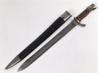Preussen, Seitengewehr Modell 98/02, Kammerstück mit  Sägerücken, Lederscheide mit Truppenstempel R.P.I.2.185 , Herstellermarke Erfurt