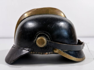 Feuerwehrhaube Kaiserreich aus Leder mit Ziegelbrecher, Innenfutter fehlt, kleinere diverse Schäden