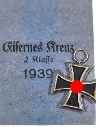 Eisernes Kreuz 2.Klasse 1939, im Bandring Hersteller 44 für Jacob Bengel Oberstein. Mit zugehöriger Papiertüte