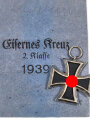 Eisernes Kreuz 2.Klasse 1939, im Bandring Hersteller 44 für Jacob Bengel Oberstein. Mit zugehöriger Papiertüte