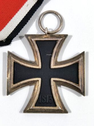 Eisernes Kreuz 2. Klasse 1939 mit Hersteller 52 im Bandring für " Gottlieb & Wagner, Idar Oberstein " extrem selten in diesem Zustand zu finden / Hakenkreuz mit voller Schwärzung. Mit zugehöriger Tüte