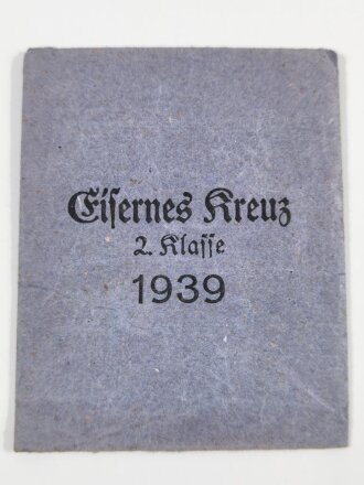 Eisernes Kreuz 2. Klasse 1939 mit Hersteller 52 im Bandring für " Gottlieb & Wagner, Idar Oberstein " extrem selten in diesem Zustand zu finden / Hakenkreuz mit voller Schwärzung. Mit zugehöriger Tüte