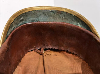 Preußen, Pickelhaube für einen Offizier der Polizei . Die Glocke leicht eingesunken das Unterleder der Schuppenkette leicht defekt, zusammengehöriges Stück