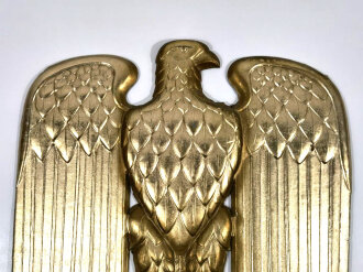 Grosser Parteiadler für Saalschmuck. Lackierte Pappe, Rückseitig mit Holzstreifen verstärkt, Maße 68 x 50cm