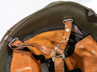 Schweiz, Stahlhelm M71 . Originallack, mit Tarnbezug