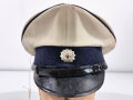 Deutschland nach 1945, Schirmmütze Polizei Berlin, Kopfgrösse 56. Stark getragenes, ungereinigtes Stück