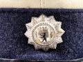 Deutschland nach 1945, Schirmmütze Polizei Berlin, Kopfgrösse 56. Stark getragenes, ungereinigtes Stück