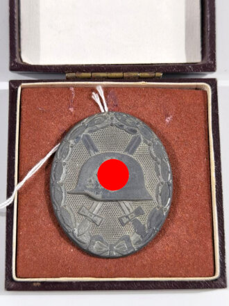 Verwundetenabzeichen 1939 in Silber mit Hersteller 4 in der Nadel für " Steinhauer & Lück, Lüdenscheid "in Zink, im dazugehörigen Etui / Etuieinlage ist löse, sonst alles intakt