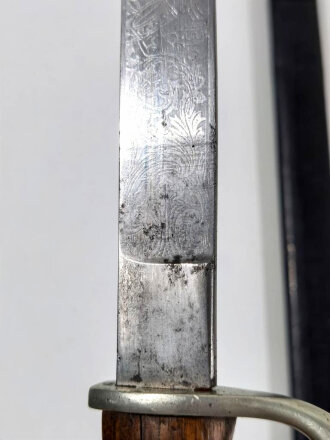 Kaiserreich, Seitengewehr 98 lang alter Art , Eigentumstück ohne Herstellermarke, kammermäßiger Truppenstempel, geätzte  Keilklinge mit Reichsadler, nicht aufpflanzbar, durchgehender Holzgriff
