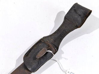 Scheide mit Koppelschuh zum Extraseitengewehr KS98  , Eigentumstück,  Länge 27,5 cm, Scheide korrodiert, Leder hart und brüchig