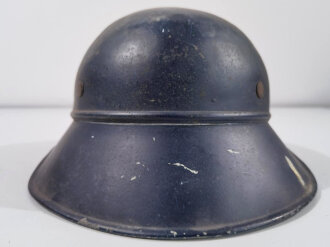 Stahlhelm Luftschutz, ungereinigtes Stück, der Kinnriemen und das Innenfutter aus Ersatzmaterial