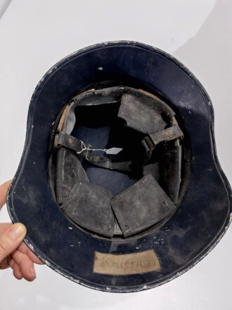 Stahlhelm Luftschutz, ungereinigtes Stück, der Kinnriemen und das Innenfutter aus Ersatzmaterial